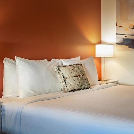 Okanagan Lakefront Resort Пентиктън Екстериор снимка