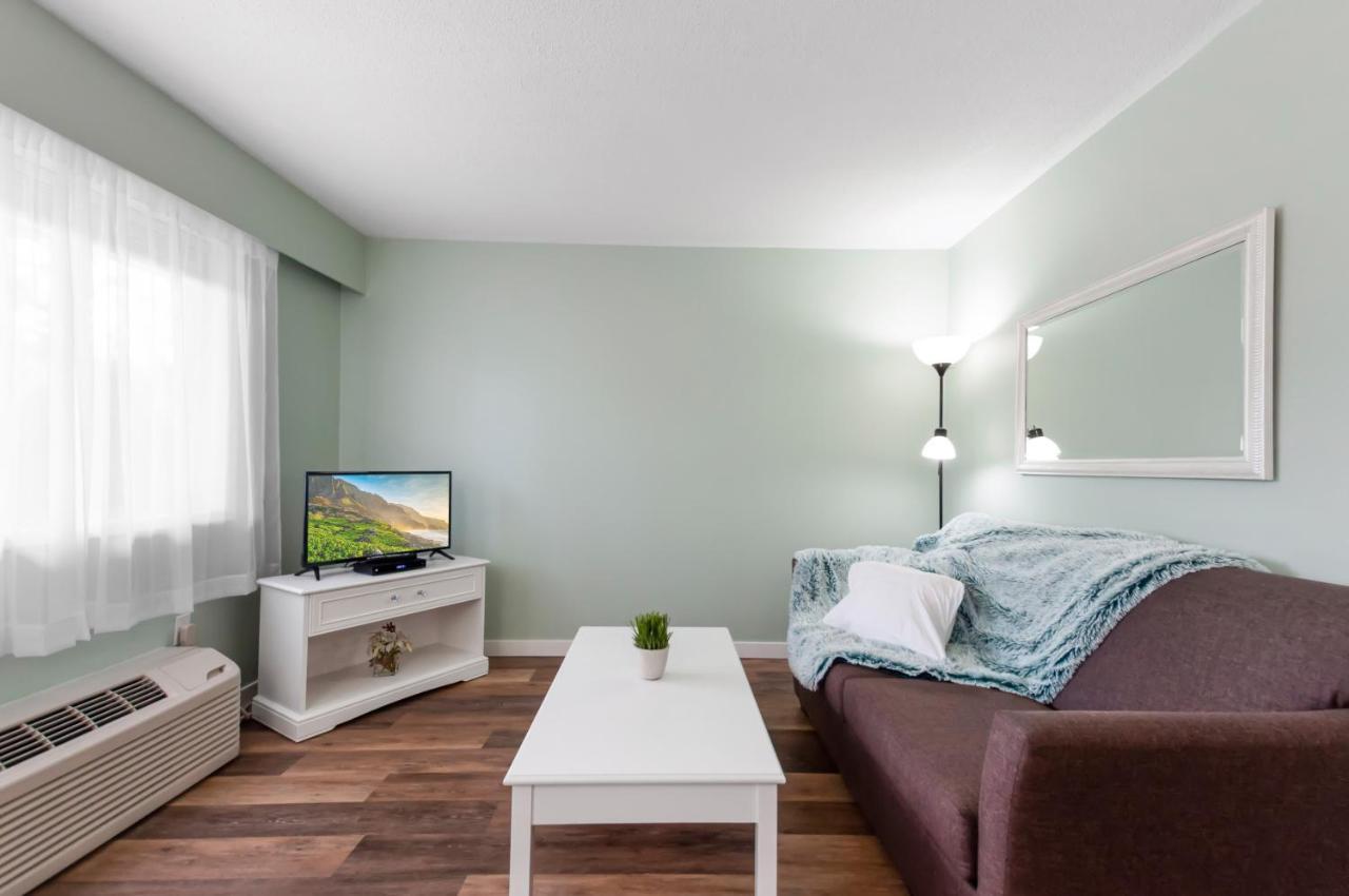 Okanagan Lakefront Resort Пентиктън Екстериор снимка
