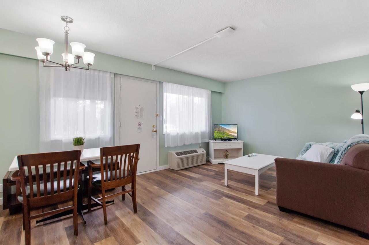 Okanagan Lakefront Resort Пентиктън Екстериор снимка
