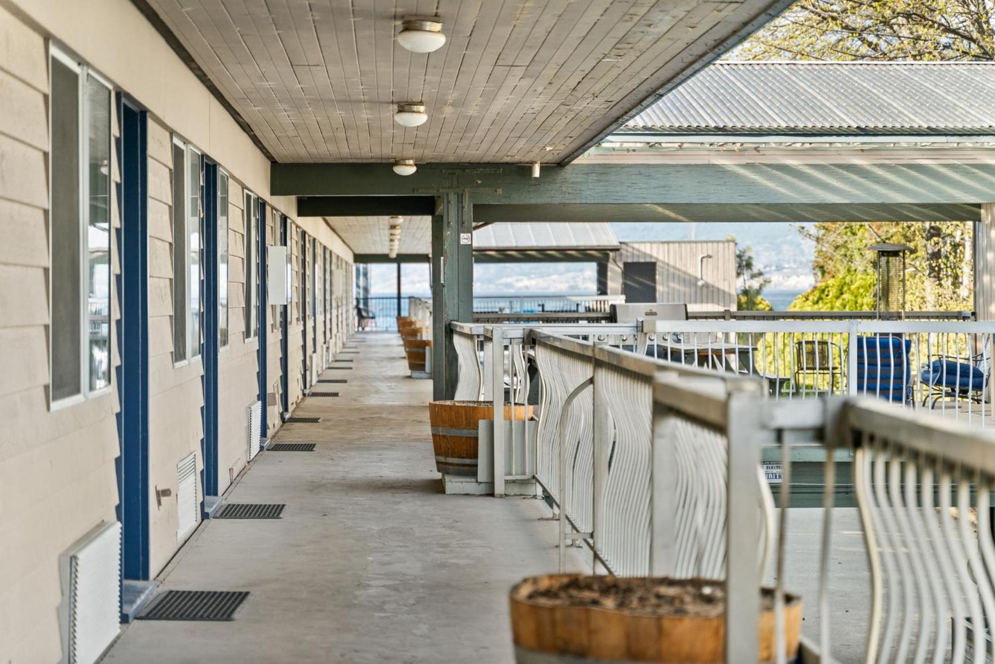 Okanagan Lakefront Resort Пентиктън Екстериор снимка