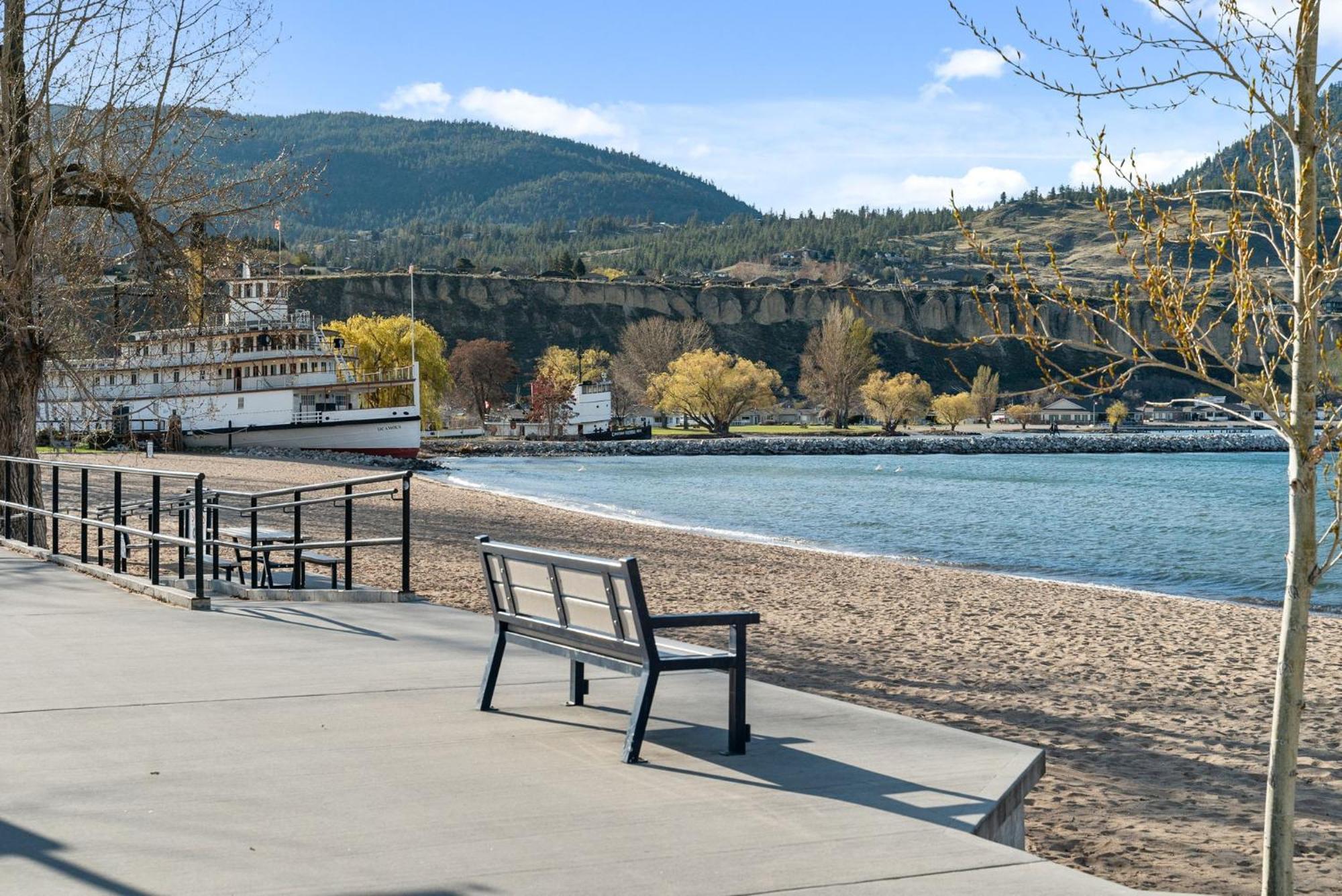 Okanagan Lakefront Resort Пентиктън Екстериор снимка