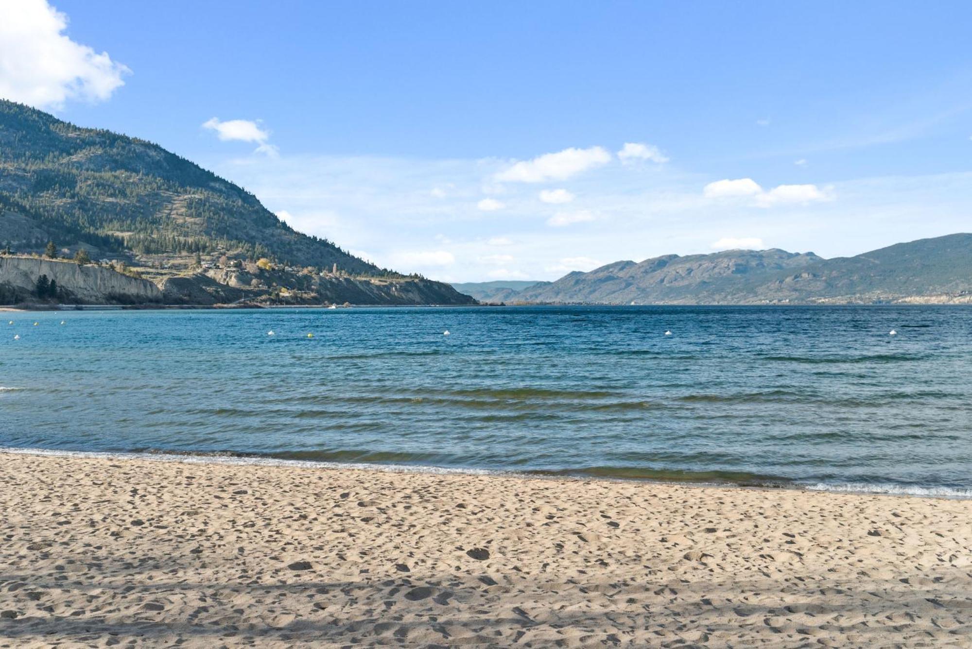 Okanagan Lakefront Resort Пентиктън Екстериор снимка
