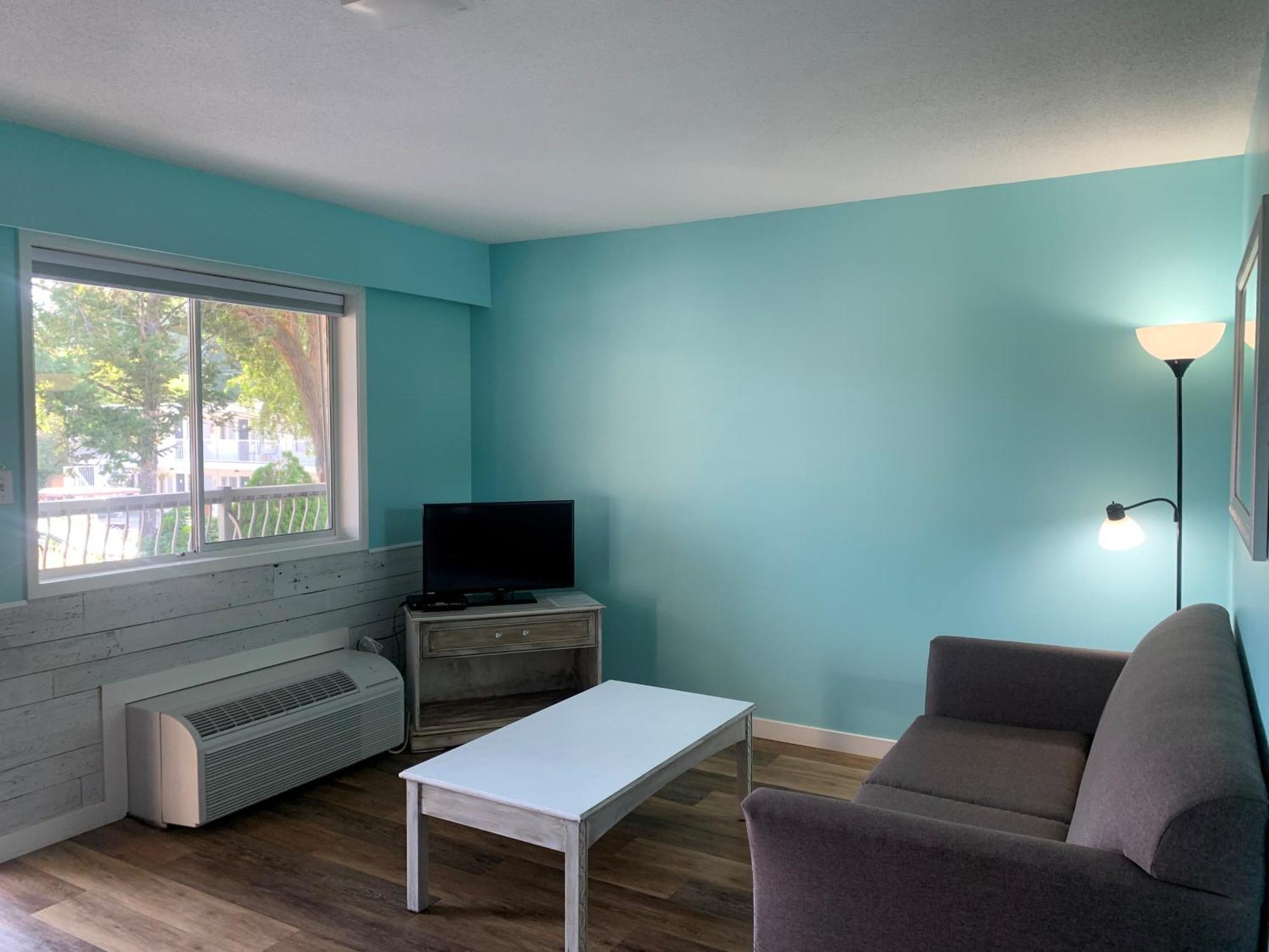 Okanagan Lakefront Resort Пентиктън Екстериор снимка