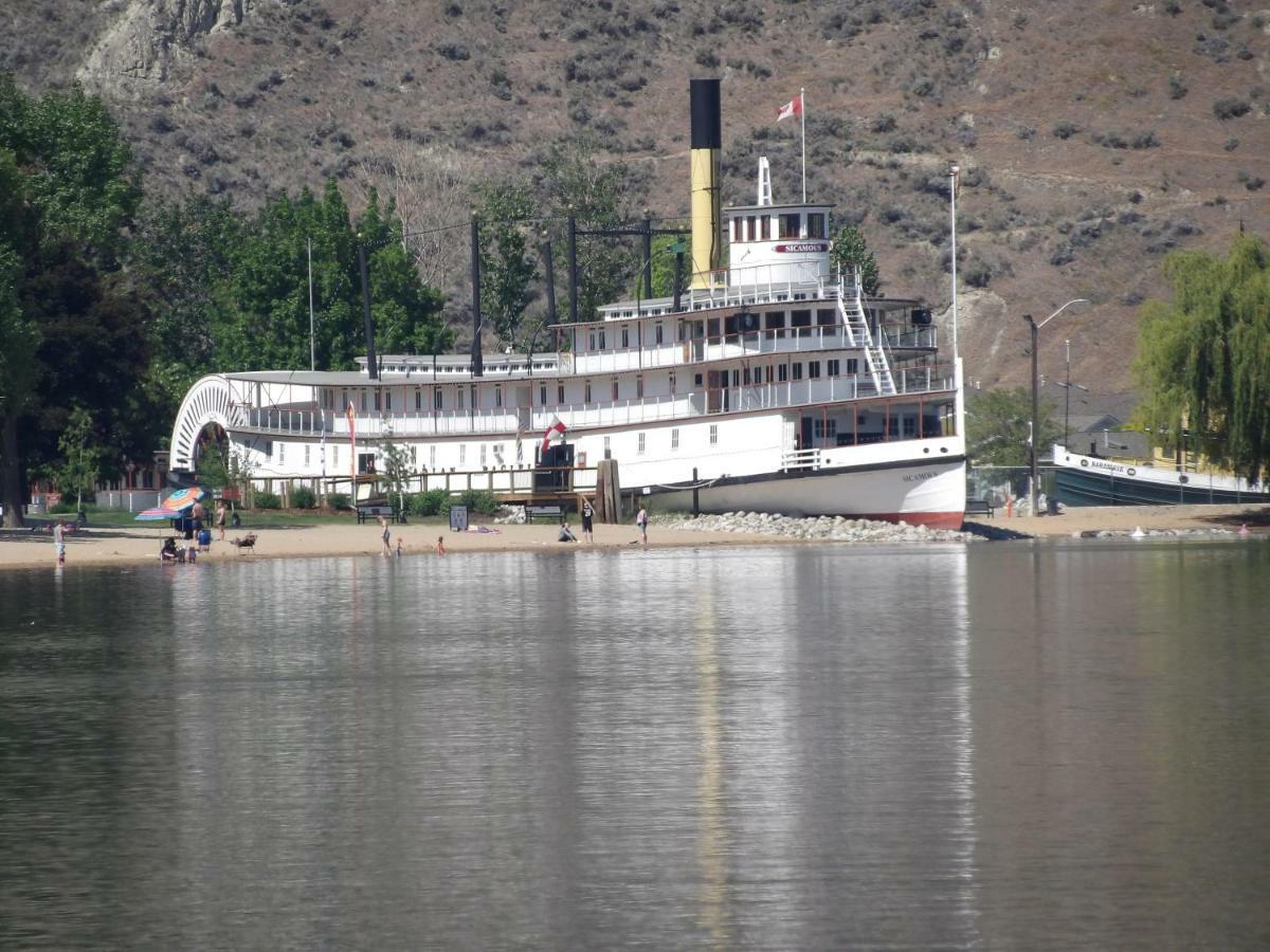 Okanagan Lakefront Resort Пентиктън Екстериор снимка