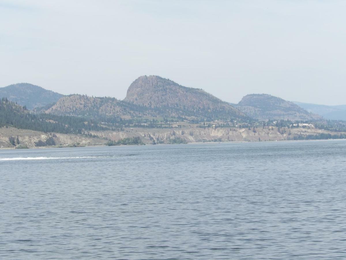 Okanagan Lakefront Resort Пентиктън Екстериор снимка